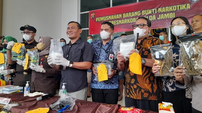 Pemusnahan barang bukti Narkoba Jenis Sabu dan Ganja di Mapolda Jambi, Kamis (26/1/2023). (Foto RJ.COM/Nasution)
