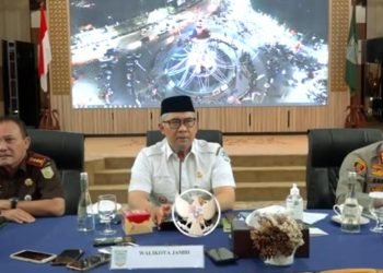 Wali Kota Jambi, Syarif Fasha, saat membuka rapat khusus membahas sanksi hukum bagi pelanggar angkutan batu bara yang masuk wilayah Kota Jambi, Rabu (25/1/2023). (Foto Diskominfo Kota Jambi)