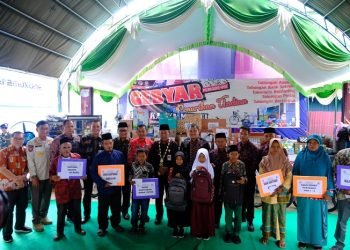 Wagub Jambi, Abdullah Sani foto bersama pada Gebyar Undian Tabungan Anggota Koperasi dan Simpanan Anak Sekolah KUD Karya Mukti di Desa Harapan Karya Mukti, Kecamatan Pelepat Ilir Kabupaten Bungo, Kamis (26/01/2023). [Foto Syafei]