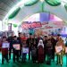 Wagub Jambi, Abdullah Sani foto bersama pada Gebyar Undian Tabungan Anggota Koperasi dan Simpanan Anak Sekolah KUD Karya Mukti di Desa Harapan Karya Mukti, Kecamatan Pelepat Ilir Kabupaten Bungo, Kamis (26/01/2023). [Foto Syafei]