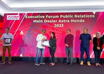 Public Relations Supervisor Sinsen, Ajeng Tria, saat menerima penghargaan Public Relations Honda Award 2022 di Hotel Santika Kelapa Gading, Jakarta (25/1/2023). [dok Tim Public Relations Honda Award 2022]