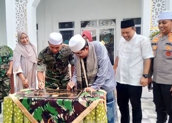 Anwar sadat menandatangani prasasti peresmian Masjid As-Syarif Kodim 0419/Tanjab, Jumat (27/1/2023). (dok Wahyu)