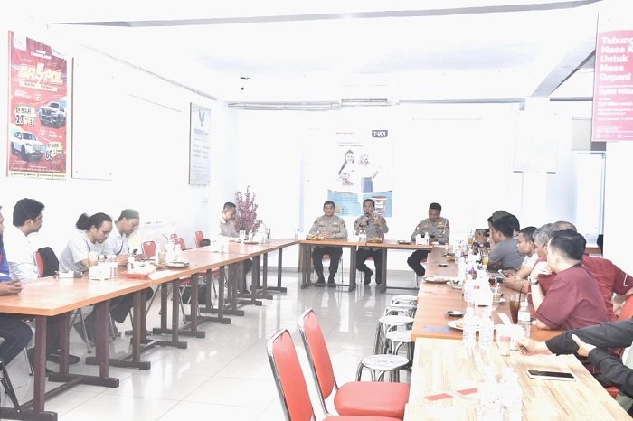 Silaturahmi antara Kapolda Jambi dan pengemudi Ojek Online di Kota Jambi, Jumat (27/1/2023). (Foto Humas Polda Jambi)