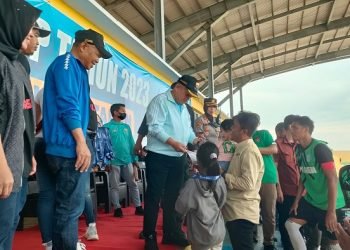 Gubernur Jambi, Al Haris, saat penutupan Gubernur Cup 2023 di stadion Sri Maharaja Batu, Kabupaten Tebo, Sabtu (28/01/2023). (Foto Riki)
