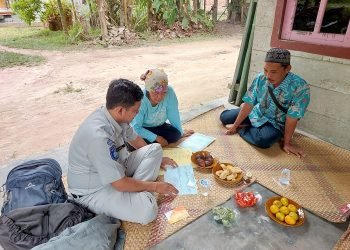 Petugas Jasa Raharja Jambi melakukan proses penyerahan santunan korban meninggal dunia akibat kecelakaan lalu lintas. (Dok Humas Jasa Raharja Jambi/Riska)