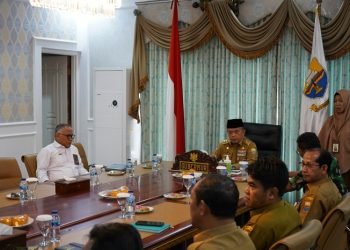 Gubernur Jambi, Al Haris, saat mengikuti Rapat Koordinasi Pengendalian Inflasi Daerah secara virtual, dari ruang video conference Rumah Dinas Gubernur Jambi, Senin (30/01/2023). (Foto Diskominfo Provinsi Jambi/Novriansah)