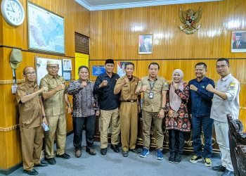 Foto bersama saat kunjungan Komisi Informasi Provinsi Jambi ke Kantor Badan Kesbangpol Provinsi Jambi, Selasa (31/1/2023). (Foto Nining Antero)