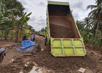 Proses penanganan darurat ruas jalan yang rusak di Tanjungjabung Timur, Selasa (31/1/2023). (Foto Diskominfo Tanjab Timur)