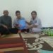 Petugas Jasa Raharja Jambi saat menyelesaikan proses penyerahan santunan korban meninggal dunia kecelakaan lalu lintas di rumah duka. (Dok Jasa Raharja Jambi/Riska)