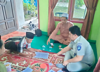 Petugas Jasa Raharja saat melakukan proses penyelesaian santunan meninggal dunia korban kecelakaan lalu lintas. (Foto Humas Jasa Raharja Cabang Jambi/Riska)
