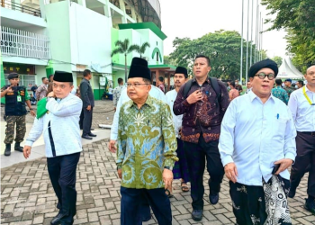Al Haris tampak bersama Wakil Presiden Jusuf Kalla berjalan kaki menuju Stadion Gelora Delta Sidoarjo, Jawa Timur pada hari Selasa, (07/02/2023)- (Dok  Kominfo/Richi)