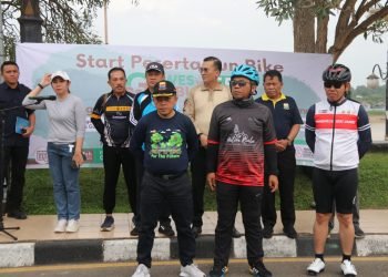 Pelepasan Fun Bike Gowes to Gambut oleh Gubernur Jambi, Al Haris, di depan rumah dinasnya, , Sabtu (4/2/2023). (Foto Diskominfo Provinsi Jambi/ Agus Suprianto)
