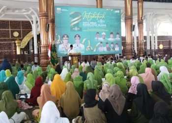 Wakil Gubernur Jambi, Abdullah Sani, memberikan kata sambutan dalam acara Istighotsah memperingati 1 Abad Nahdlatul Ulama yang berlangsung di Masjid Agung Al Falah Kota Jambi, Sabtu (4/2/2023). (Foto Diskominfo Provinsi Jambi/Agus Suprianto)