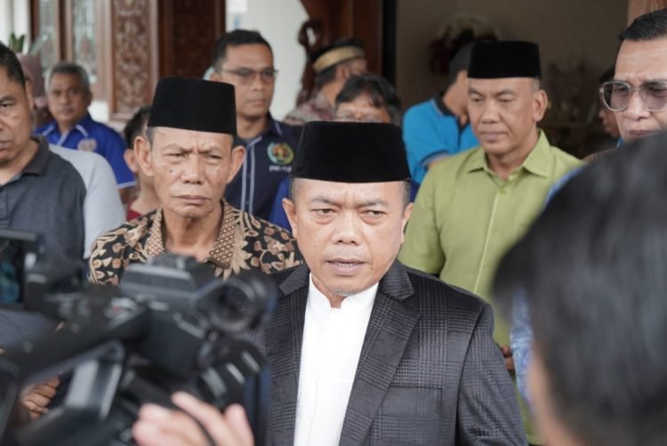 Gubernur Jambi, Al Haris, saat diwawancarai awak media setelah melepas Kontingen PWI Provinsi Jambi untuk mengikuti HPN 2023 Medan. (Foto Diskominfo Provinsi Jambi/Harun)