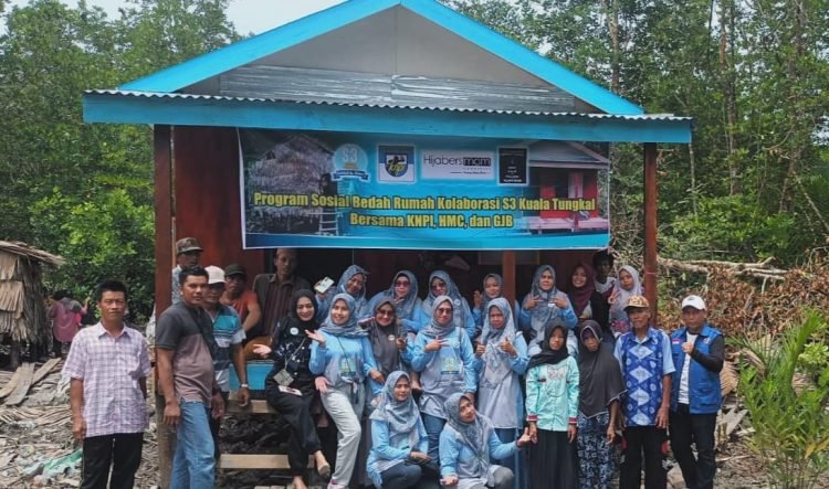 Para komunitas, pemuda, dan masyarakat foro bersama di depan rumah dari program bedah rumah. (Foto RJ.COM)