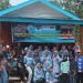 Para komunitas, pemuda, dan masyarakat foro bersama di depan rumah dari program bedah rumah. (Foto RJ.COM)