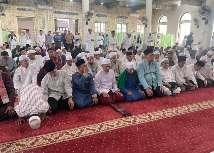 Acara Ziarah Kubro dan Haul Masyayikh dalam rangka peringatan 1 Abad Perukunan Tsamaratul Insan di Jambi Seberang, Kota Jambi, Minggu (26/2/2023). (Foto RJ.COM/Deni)