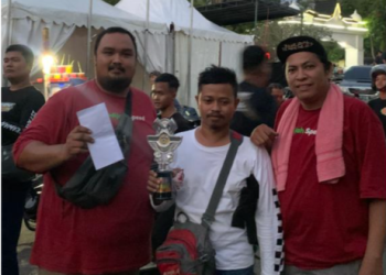 Team Khodijah Speed rayakan juara Drag Bike Piala Gubernur Jambi, Minggu (26/2/2023). (Foto Sinsen/Ajeng)