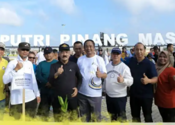 Momen Foto bersama Kepala Dinas PUPR, M Fauzi dalam kegiatan penanaman pohon pinang serta senam bersama di Ruang Terbuka Hijau (RTH) taman Putri Pinang Masak, Kota Jambi, Jumat (10/2/2023). [dok RJ.COM]