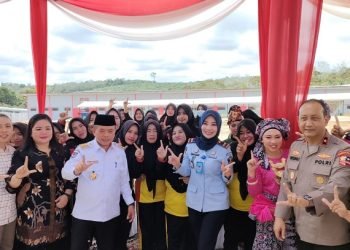 Gubernur Jambi berfoto bersama saat menghadiri deklarasi Lapas Bersih dari Narkoba di Lapas Perempuan Kelas IIB Muarojambi, Rabu (1/2/2023). (Foto Riky)