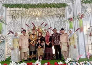 Romi Hariyanto saat menghadiri acara pernikahan keponakannya di Desa Sekancing, Kabupaten Merangin, Rabu (1/2/2023). (Foto RJ.COM)