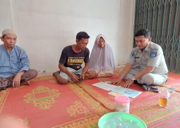 Penangung jawab Jasa Raharja Samsat Muarojambi mengunjungi rumah korban kecelakaan untuk menyelesaikan proses penyerahaan santunan meninggal dunia. (Foto Humas Jasa Raharja Jambi/Riska)
