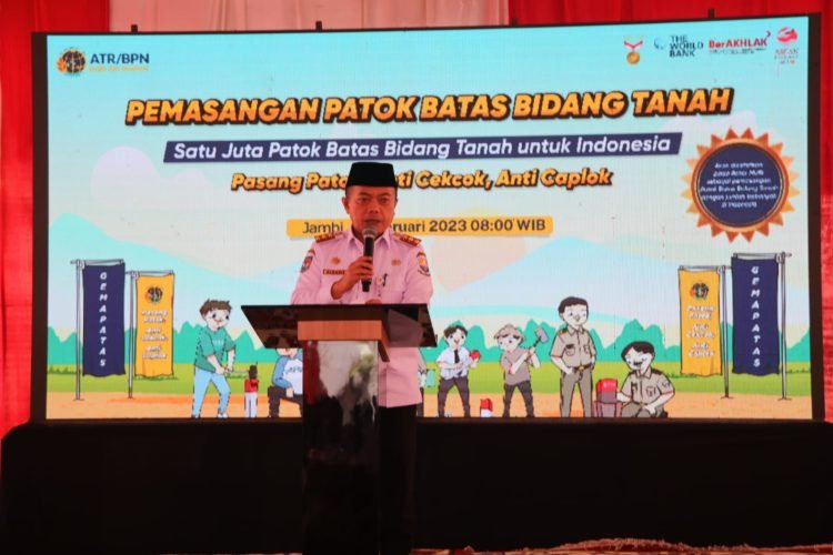 Gubernur Jambi, Al Haris, saat membuka acara pemasangan patok batas tanah di lapangan Langgar Syuhada, RT 32 Kelurahan Eka Jaya, Kecamatan Paalmerah, Kota Jambi, Jumat (3/2/2023). (Foto Diskominfo Provinsi Jambi/Agus Supriyanto)