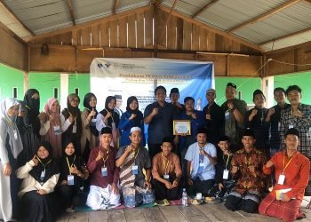 Kemas Al Farabi berfoto bersama peserta PKD PMII Komisariat Unja, Jumat (3/2/2023). (Foto Manan)