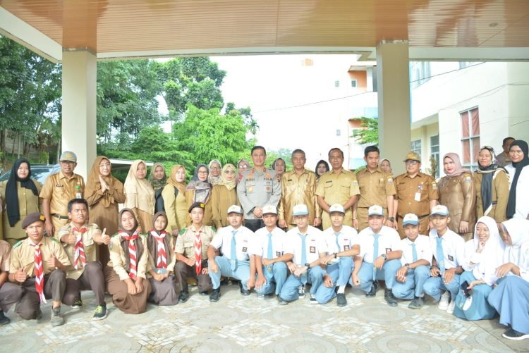 Upacara Bendera SMKN 3 Kota Jambi, Senin (6/2/2023). [dok Humas Polda Jambi]
