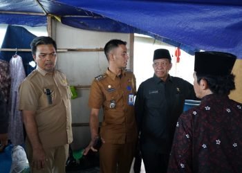 Tim Baznas Tanjab Timur didampingi Camat Kualajambi mengunjungi rumah seorang warga yang tidak layak huni di Desa Tanjungsolok, Kecamatan Kualajambi, Kabupaten Tanjungjabung Timur, Jambi, Senin (6/2/2023). (Foto RJ.COM)