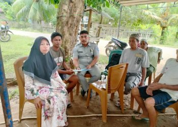 Penanggung jawab Samsat Batanghari melakukan proses penyerahan santunan dengan jemput bola ke rumah duka. (Foto Humas Jasa Raharja Jambi/Riska)