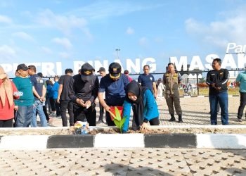Kegiatan penanaman pinang dan senam berasma Pemprov Jambi di Taman Putri Pinang Masak, Jumat (10/2/2023). [Foto Pariwarajambi/Riki]