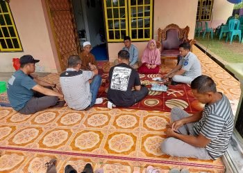 Penanggung jawab Samsat Muarojambi mengunjungi rumah duka korban kecelakaan untuk proses penyampaian hak santunan meninggal dunia. (Foto Humas Jasa Raharja Jambi/Riska)