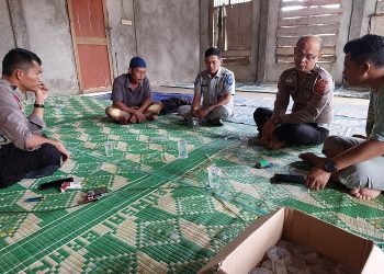 Penanggung jawab Samsat Muarojambi dan kepolisian saat di rumah duka untuk menyelesaikan penyampaian santunan meninggal dunia korban kecelakaan di Jalan Lintas Timur, Muarojambi. (Foto Jasa Raharja Jambi/Riska)