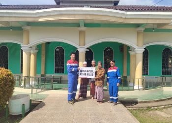 Field Manager Adera, Dody Tetra Atmadi, menyerahkan bantuan kepada pengurus Masjid Al-Muttaqin yakni Suardin Yusuf Cecep. (Foto SKK Migas Sumbagsel/Andi Arie P)