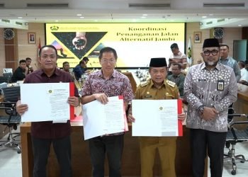 Gubernur Jambi saat menghadiri Rapat Pembahasan Mekanisme Pelaksanaan dan Pertanggungjawaban terkait Pembangunan Jalan Alternatif Angkutan Batubara di Jambi, di ruang rapat lantai 5 Gedung Sadli I Direktorat Jenderal Mineral dan Batubara Kementerian Energi Sumber Daya Mineral (ESDM) Republik Indonesia (RI), Selasa (14/2/2023). (Diskominfo Provinsi Jambi/Richi)