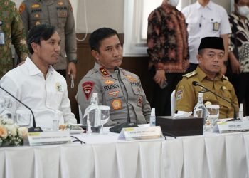 Gubernur Jambi bersama Kapolda Jambi dan Ketua DPRD Provinsi Jambi terlihat duduk satu meja dalam acara rapat terkait jalan batu bara di Jambi. Rapat ini berlangsung di Jakarta, Selasa (14/2/2023). (Foto Diskominfo Provinsi Jambi/Harun)