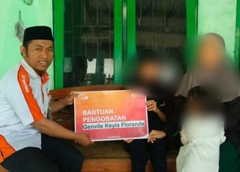 Abdul Ghofur, Koordinator Gerai Surakarta menyerahkan bantuan kepada Keyla dan didampingi oleh ibunya, Okta Wijayanti, Selasa (14/2/2033). (Foto BMH Surakarta)