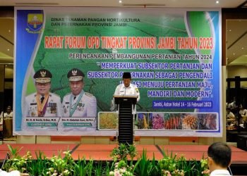 Wakil Gubernur Provinsi Jambi, Abdullah Sani, saat memberi kata sambutan dalam Rapat Forum Organisasi Perangkat Daerah Dinas Tanaman Pangan, Hortikultura, dan Peternakan Provinsi Jambi Tingkat Provinsi Tahun 2023 di Hotel Aston Jambi, Rabu (15/2/2023). (Diskominfo Provinsi Jambi/Sopbirin)