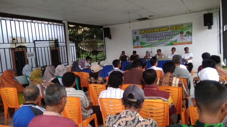 Musyawarah Rencana Pembangunan Desa Pandanlagan tahun anggaran 2024 di aula Kantor Desa Pandanlagan, Rabu (18/1/2023). (Foto Realitajambi.com/Misbah)