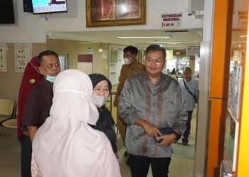Ketua Komisi lV DPRD Kota Jambi bapak H. Jefrizen, SE beserta anggota didampingi bagian hukum sekretariat DPRD Kota Jambi saat sidak (30/01/2023). (Dok. Rolan)