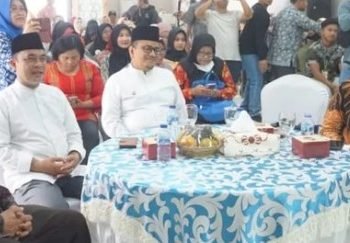 Wakil Ketua DPRD Kota Jambi, Pangeran HK Simajuntak,SE.M.Si dan Wakil Ketua Komisi IV Bapak, H.Muhammad Zayadi, S.Pt saat menghadiri undangan penganugerahan Apresiasi pemenang pemilihan duta generasi berencana (genre) tingkat kelurahan Kota Jambi tahun 2023. (Dok Humas DPRD Kota Jambi)