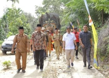 Kepala Dinas PUPR Provinsi Jambi M. Fauzi saat mendampingi Ketua DPRD Provinsi Jambi Edi Purwanto melakukan Kunjungan Kerja (Kunker) ke Kecamatan Mandiangin Timur, Kabupaten Sarolangun, Senin (13/2/2023). (Dok. Jernih)