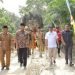 Kepala Dinas PUPR Provinsi Jambi M. Fauzi saat mendampingi Ketua DPRD Provinsi Jambi Edi Purwanto melakukan Kunjungan Kerja (Kunker) ke Kecamatan Mandiangin Timur, Kabupaten Sarolangun, Senin (13/2/2023). (Dok. Jernih)