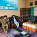 Mantan Wakil Presiden Republik Indonesia (RI), Jusuf Kalla, mengunjungi Posko evakuasi insiden helikopter yang ditumpangi Kapolda Jambi dan rombongan, di Tamiai, Kecamatan Batangmerangin. (Foto Pariwarajambi/Riky)