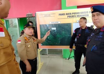 Gubernur Jambi saat memantau proses evakuasi Kapolda Jambi dan rombongan, Selasa (21/2/2023). (Foto Pariwarajambi/Riky)