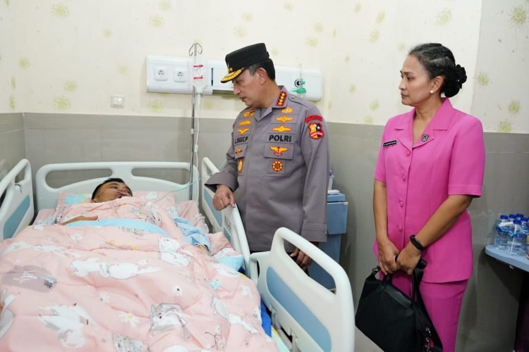 Kapolri, Jenderal Listyo Sigit Prabowo, saat menjenguk para korban helikopter Polairud Polda Jambi yang mengalami pendaratan darurat di hutan Kerinci. (Foto Humas Polda Jambi)