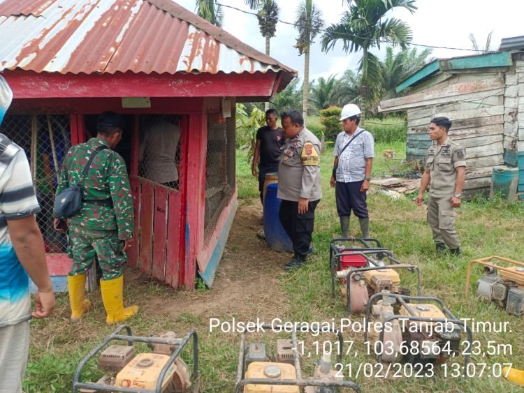 Kapolsek geragai bersama tim gabungan mengecek peralatan yang dimiliki PT MAI guna mengantisipasi terjadinya Karhutla. (Foto RJ.COM/ Misbah)