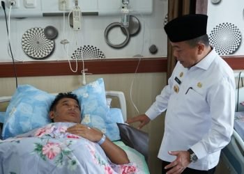 Gubernur Jambi, Al Haris, saat menjenguk Kapolda Jambi, Irjen Pol Rusdi Hartono, yang sedang dirawat si Rumah Sakit Bhayangkara, Kota Jambi, Rabu (22/2/2023). (Foto Pariwarajambi/Riky)