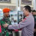 Kapolri, Jenderal Listyo Sigit Prabowo, saat bersalaman dengan Kopda Ahmad Novrizal, yang mengawal tandu Kapolda Jambi dari bawah ke helikopter. (Foto Humas Polda Jambi)